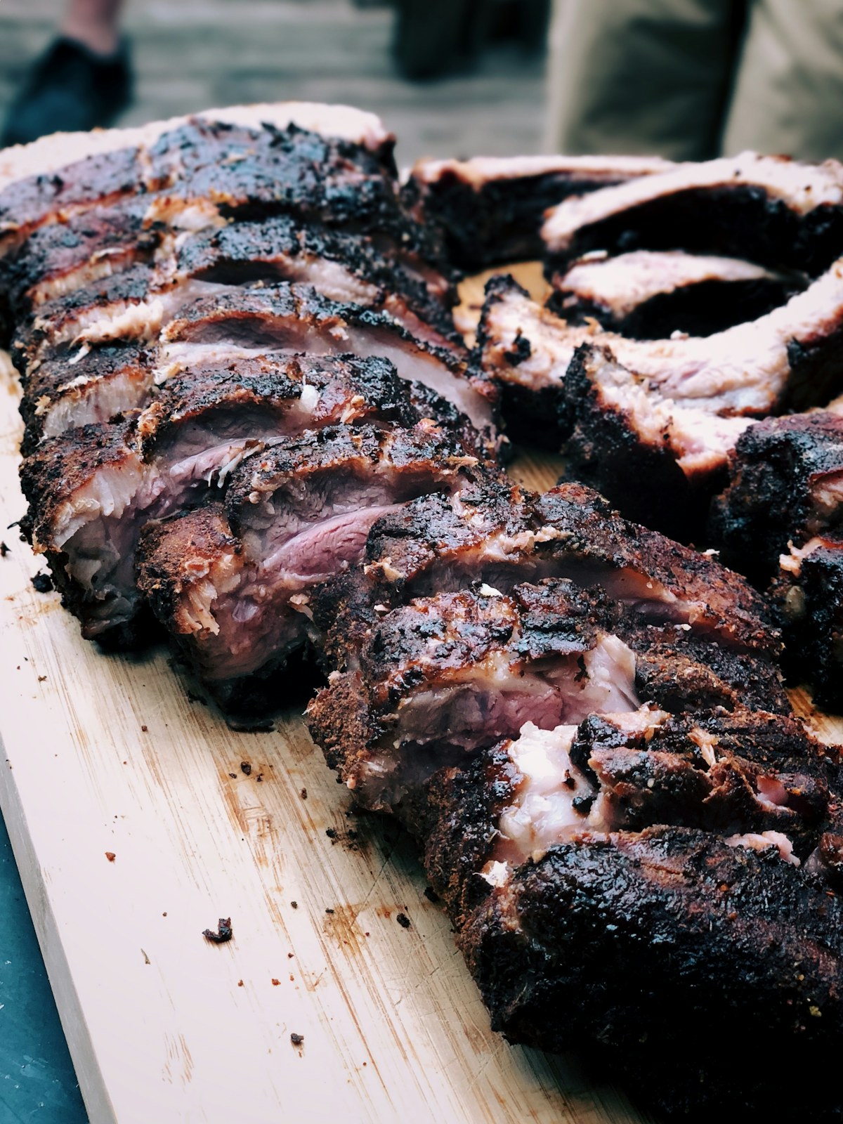 Parrilla con carne cocinándose al aire libre