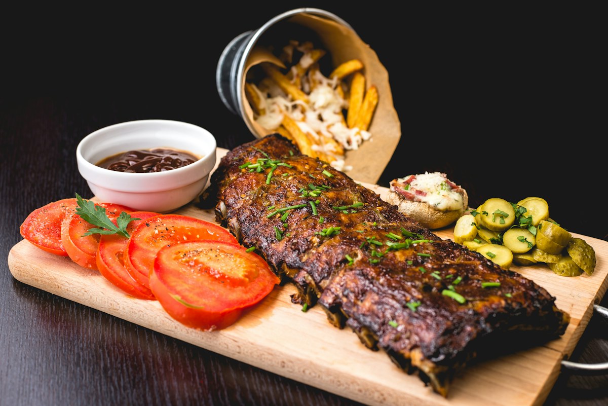 Corte de res dorado servido en un plato
