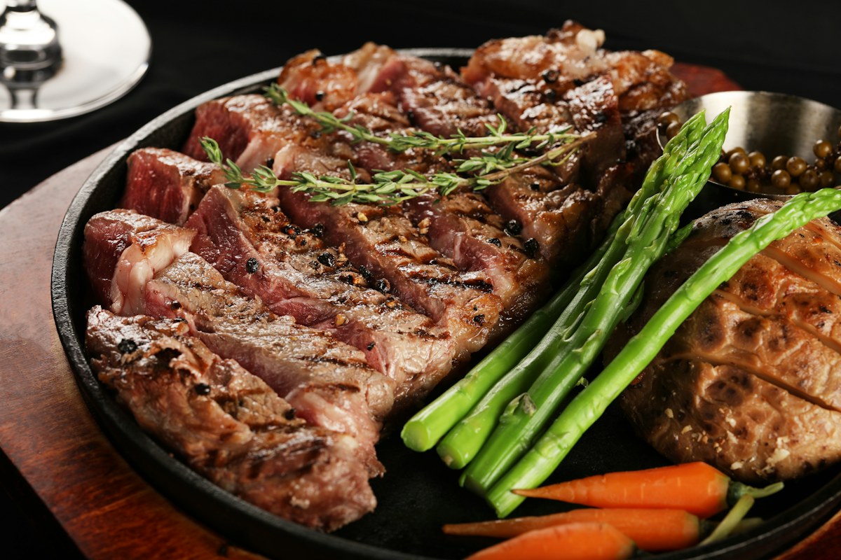 Filete de res servido con guarniciones en un plato