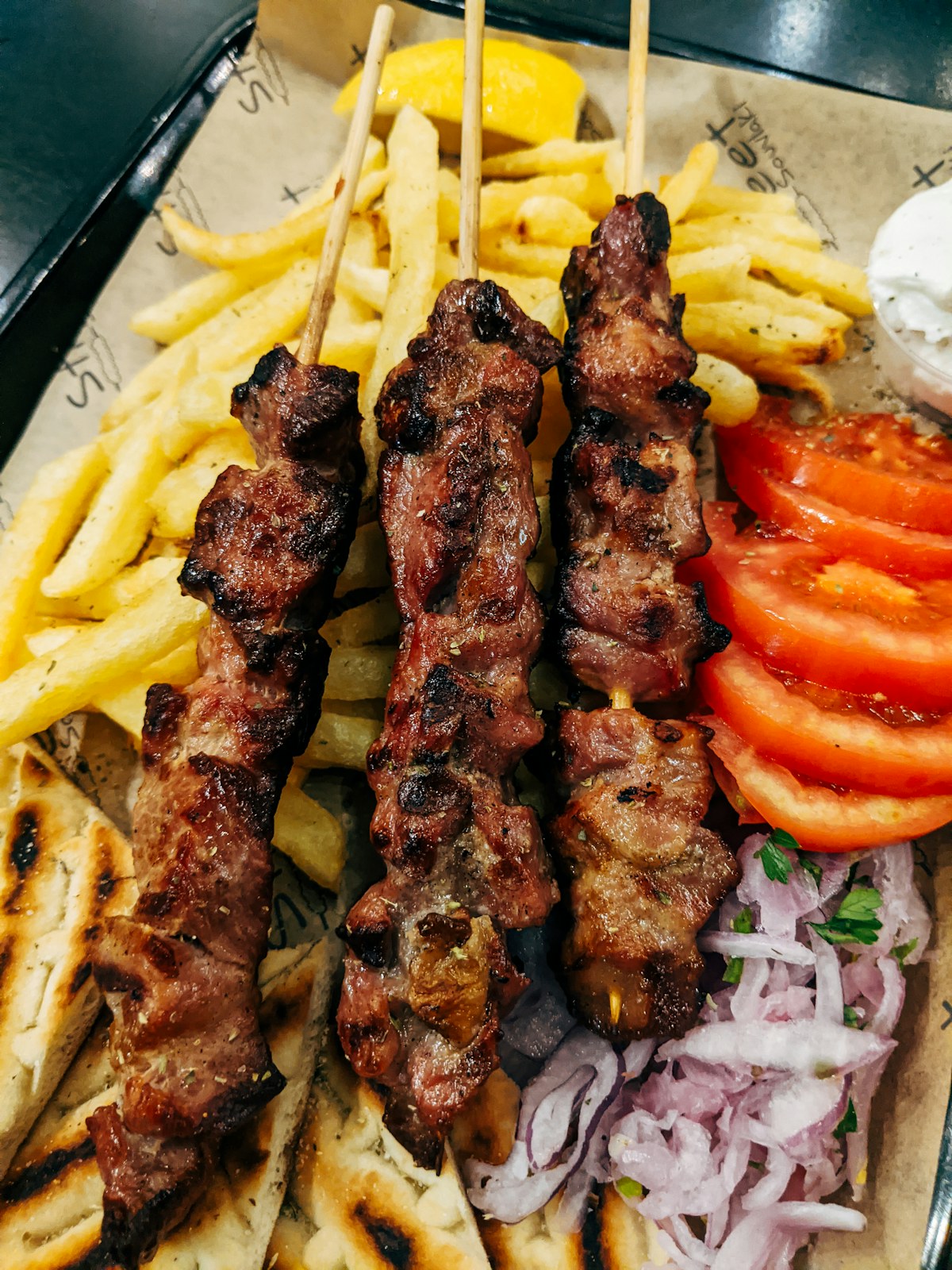 Carnes asadas en una parrilla al aire libre